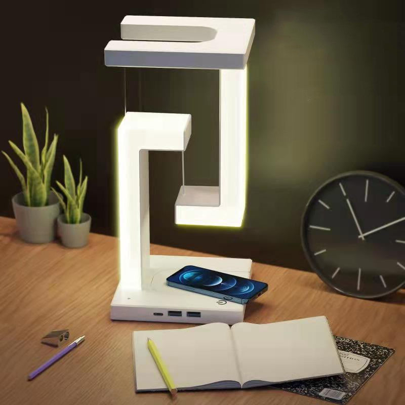 Hvit svevende lampe med mobillader
