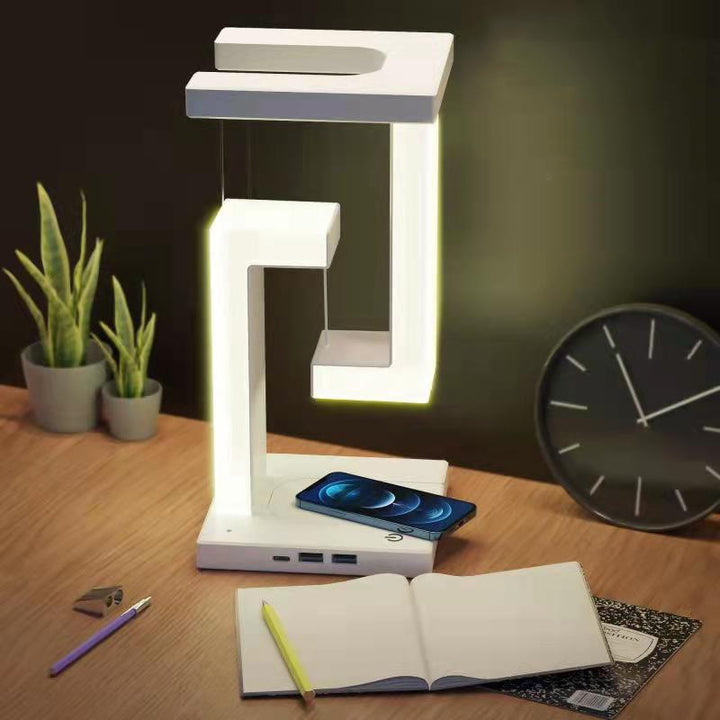 Hvit svevende lampe med mobillader