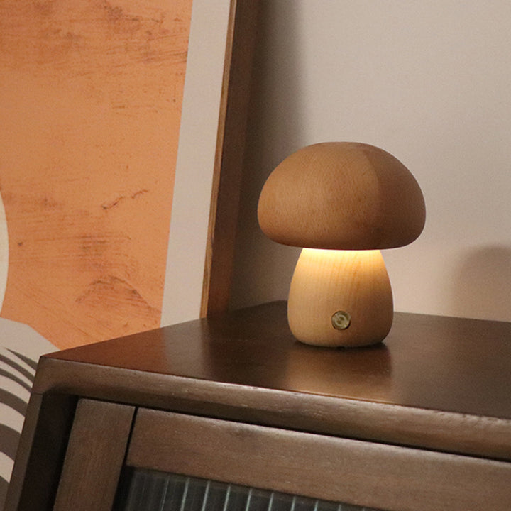 Nattlampe formet som sopp i tre