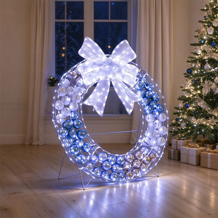 Frittstående julekrans med lys og julekuler