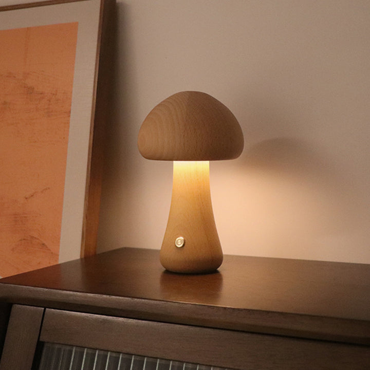 Nattlampe formet som sopp i tre