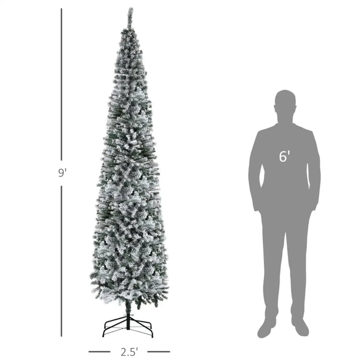 Høyt smalt snødekt juletre uten lys