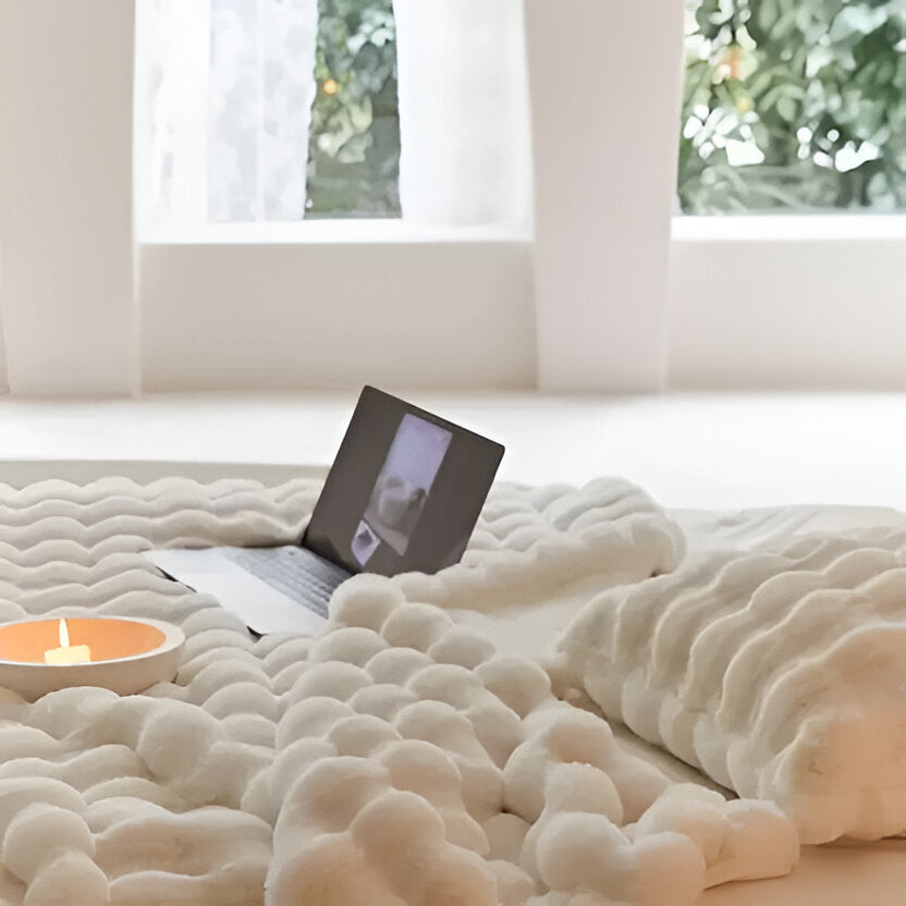 Vikbua™ Myk plysjpledd for alle årstider med stilrent design