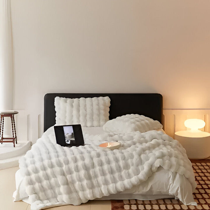 Vikbua™ Myk plysjpledd for alle årstider med stilrent design
