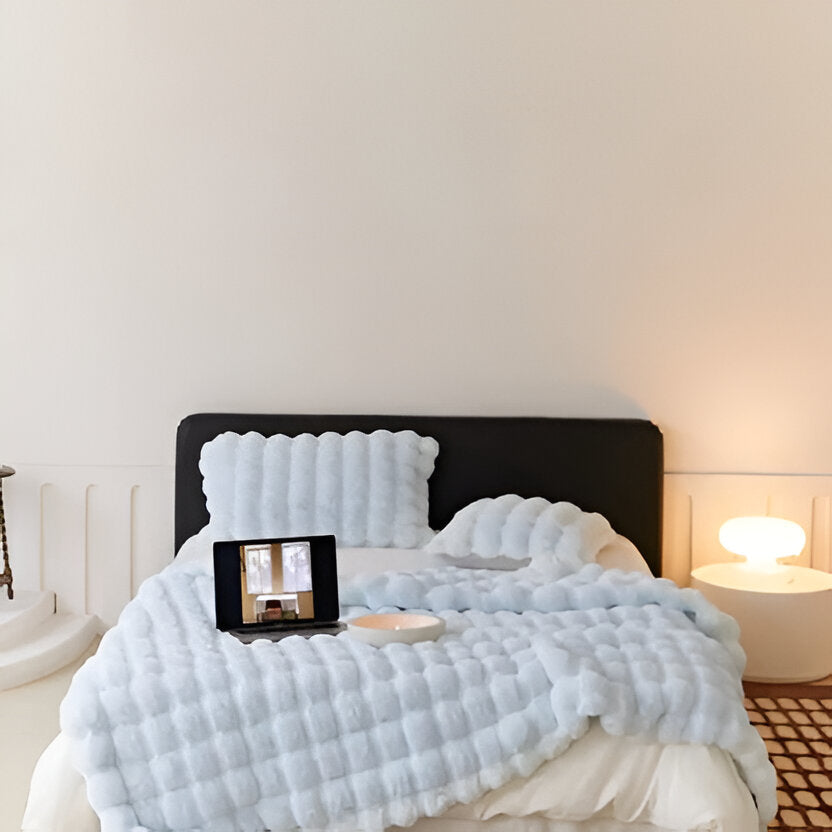 Vikbua™ Myk plysjpledd for alle årstider med stilrent design