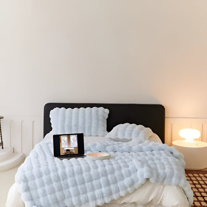 Vikbua™ Myk plysjpledd for alle årstider med stilrent design