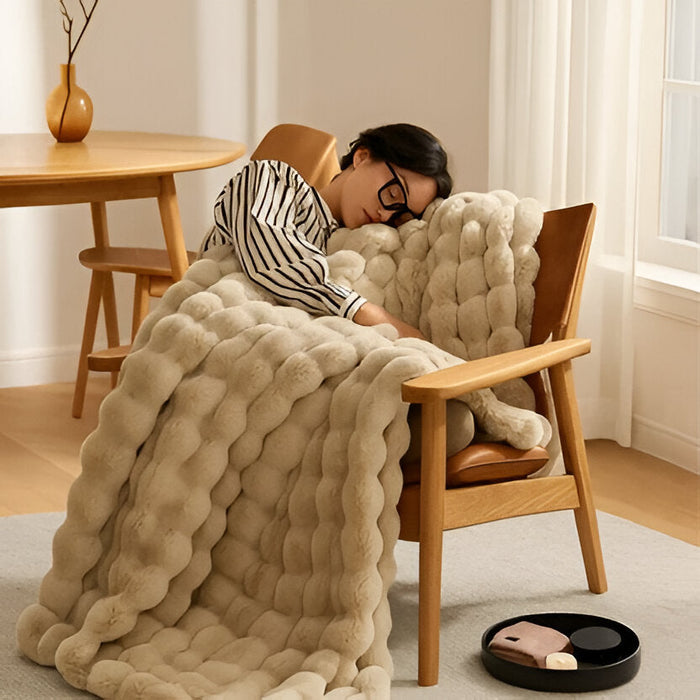 Vikbua™ Myk plysjpledd for alle årstider med stilrent design