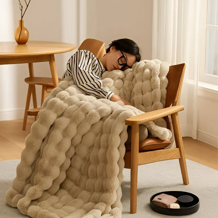 Vikbua™ Myk plysjpledd for alle årstider med stilrent design
