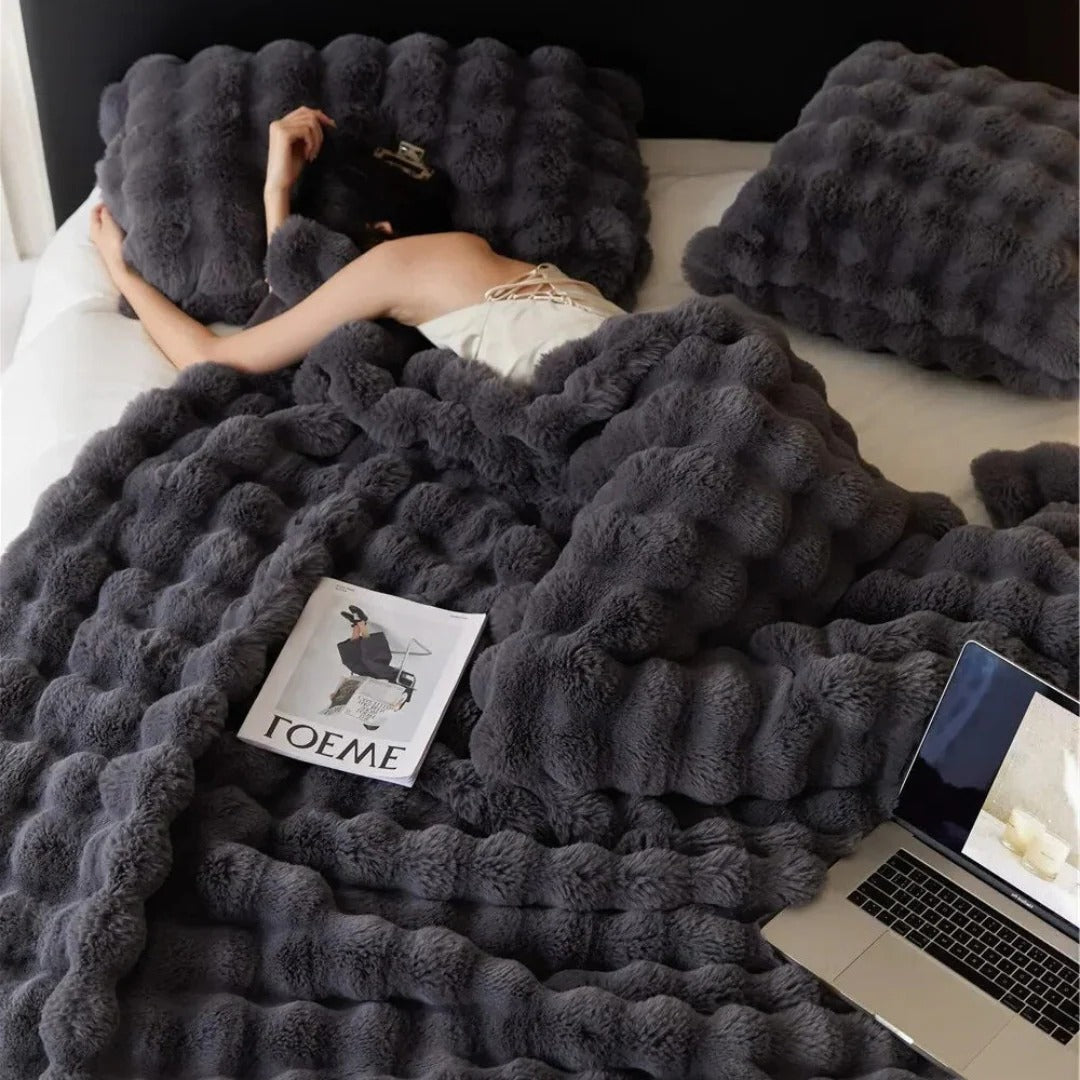 Vikbua™ Myk plysjpledd for alle årstider med stilrent design
