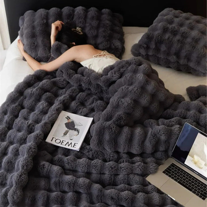 Vikbua™ Myk plysjpledd for alle årstider med stilrent design
