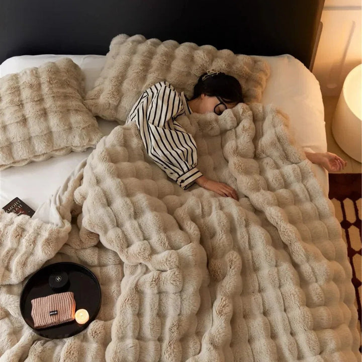 Vikbua™ Myk plysjpledd for alle årstider med stilrent design