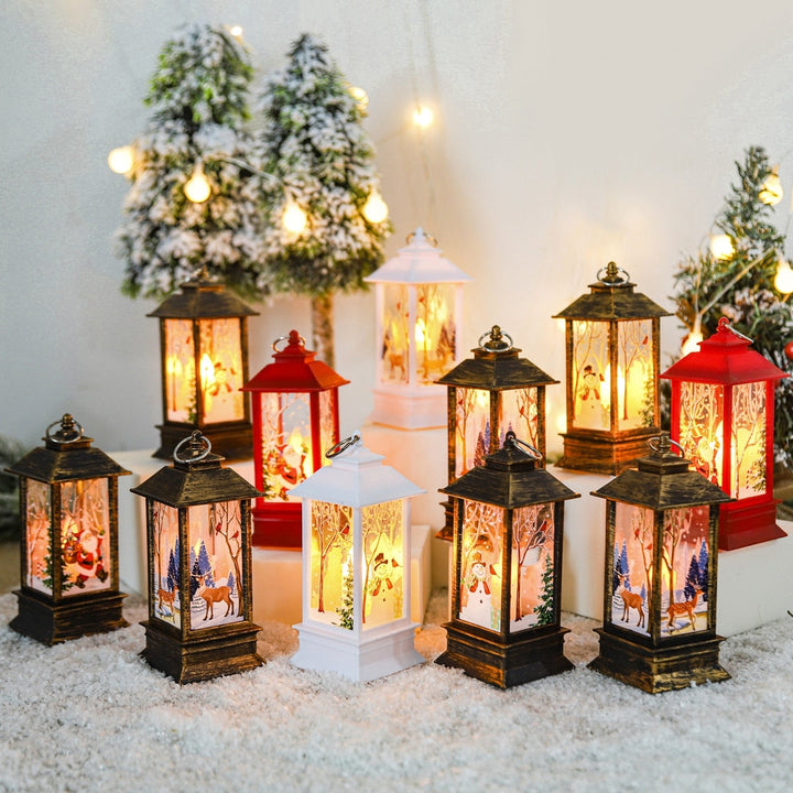 Vikbua™ Liten julelykt med snødekte kongler og røde bær