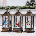 Vikbua™ Liten julelykt med snødekte kongler og røde bær