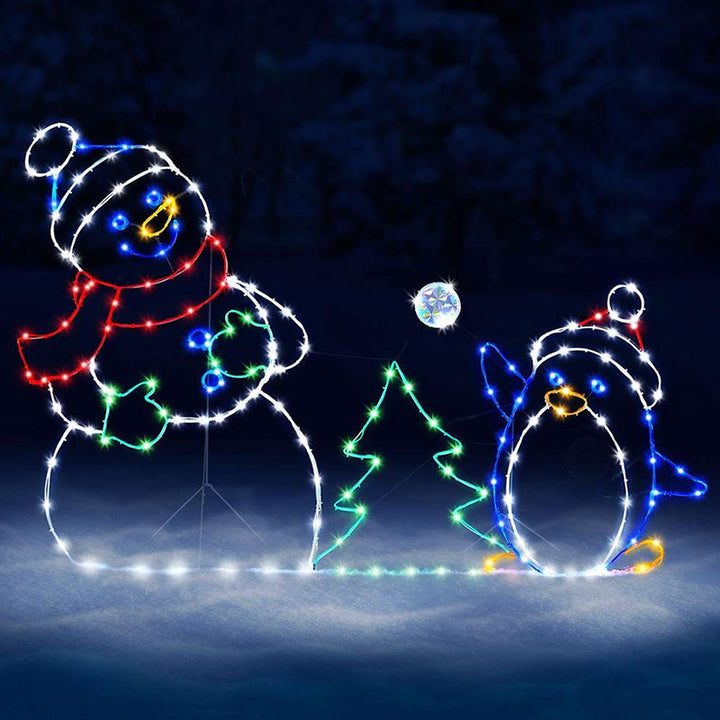 Vikbua™ Animert LED-figur med snømann og pingvin i snøballkrig
