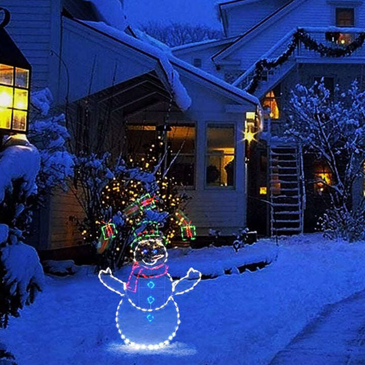 Vikbua™ Animert LED-figur med snømann og pingvin i snøballkrig