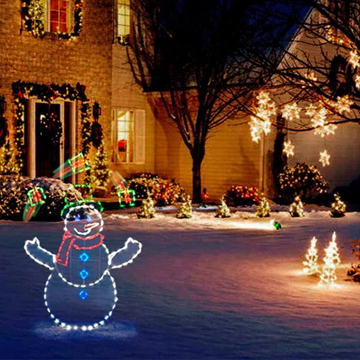 Vikbua™ Animert LED-figur med snømann og pingvin i snøballkrig