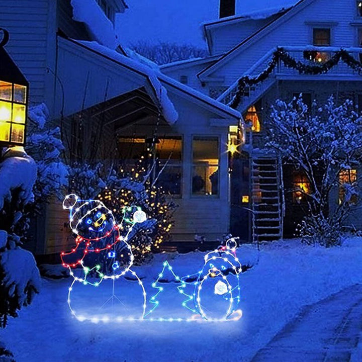 Vikbua™ Animert LED-figur med snømann og pingvin i snøballkrig