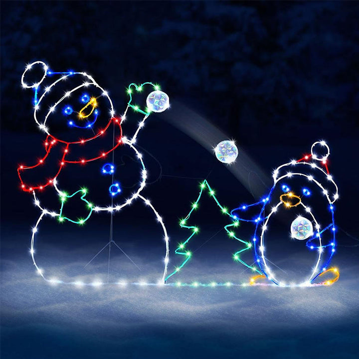 Vikbua™ Animert LED-figur med snømann og pingvin i snøballkrig