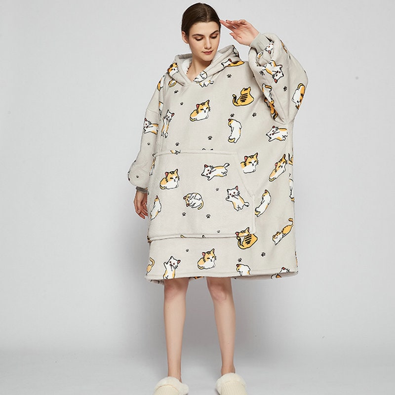 Vikbua™ Teppehoodie med sherpafôr i morsomme mønstre og knelang modell