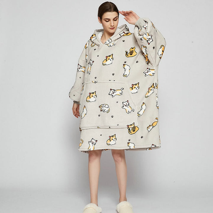 Vikbua™ Teppehoodie med sherpafôr i morsomme mønstre og knelang modell