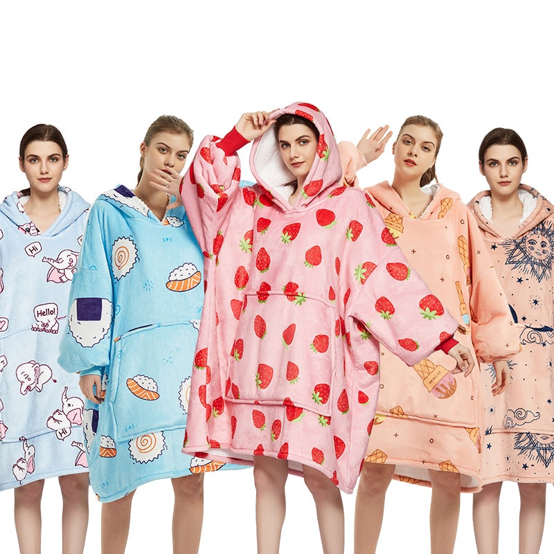Vikbua™ Teppehoodie med sherpafôr i morsomme mønstre og knelang modell