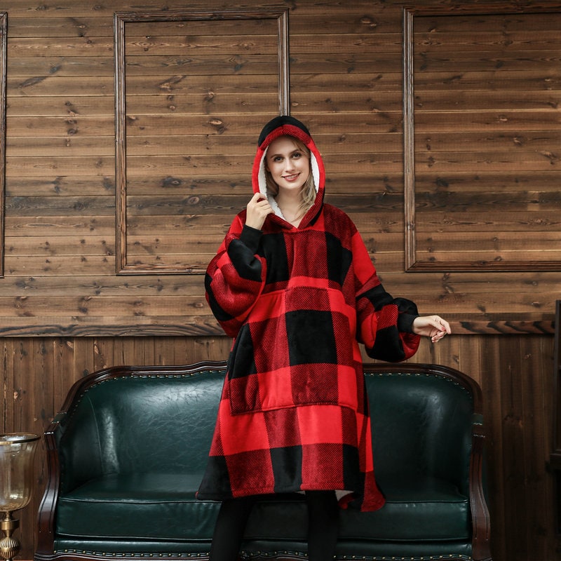 Vikbua™ Teppehoodie med sherpafôr i morsomme mønstre og knelang modell